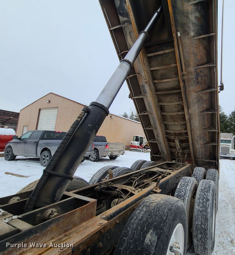 image for item IQ9022 2003 Mack CV713  dump truck