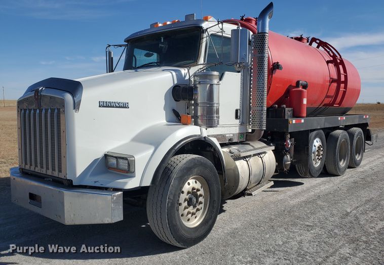 image for item IU9002 2008 Kenworth T800B  vacuum truck