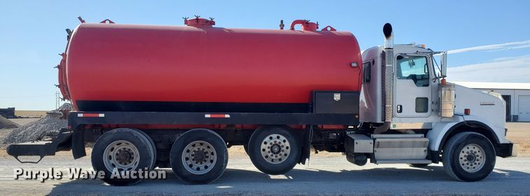 image for item IU9002 2008 Kenworth T800B  vacuum truck