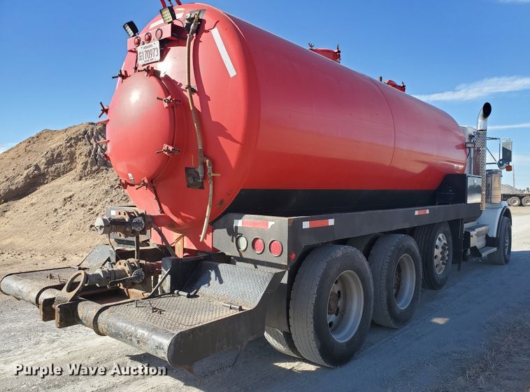 image for item IU9002 2008 Kenworth T800B  vacuum truck