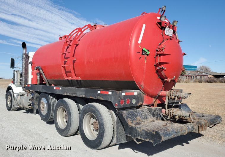 image for item IU9002 2008 Kenworth T800B  vacuum truck