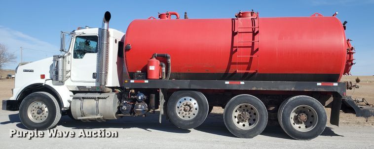 image for item IU9002 2008 Kenworth T800B  vacuum truck