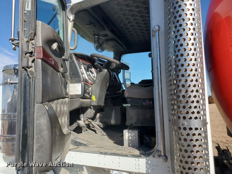 image for item IU9002 2008 Kenworth T800B  vacuum truck