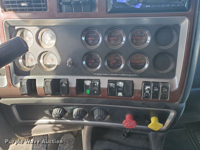 image for item IU9002 2008 Kenworth T800B  vacuum truck