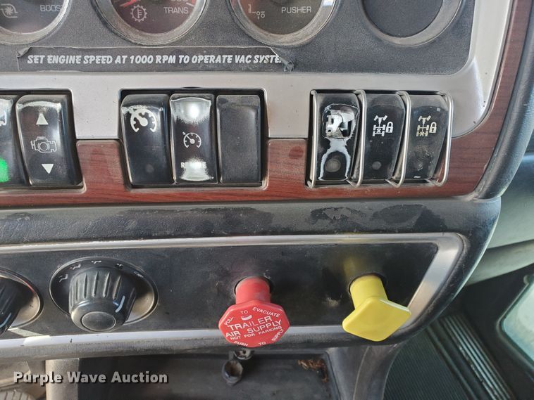 image for item IU9002 2008 Kenworth T800B  vacuum truck