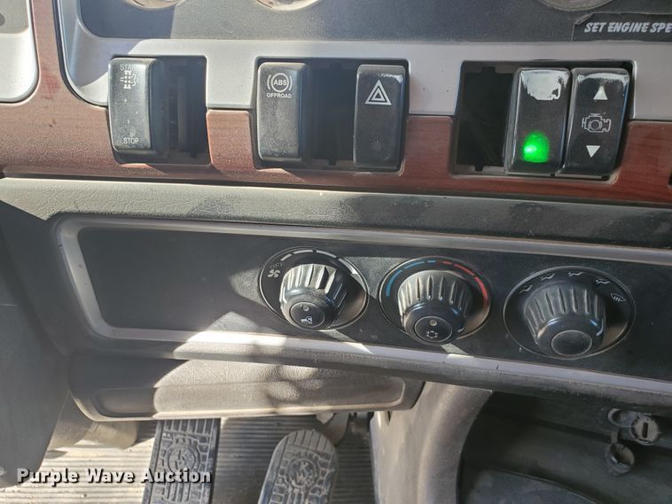 image for item IU9002 2008 Kenworth T800B  vacuum truck