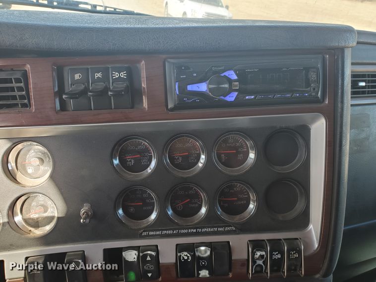 image for item IU9002 2008 Kenworth T800B  vacuum truck