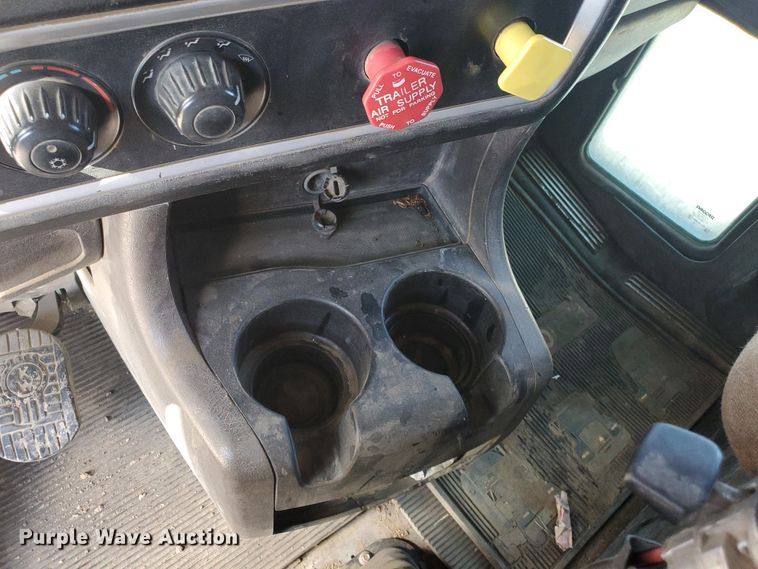 image for item IU9002 2008 Kenworth T800B  vacuum truck