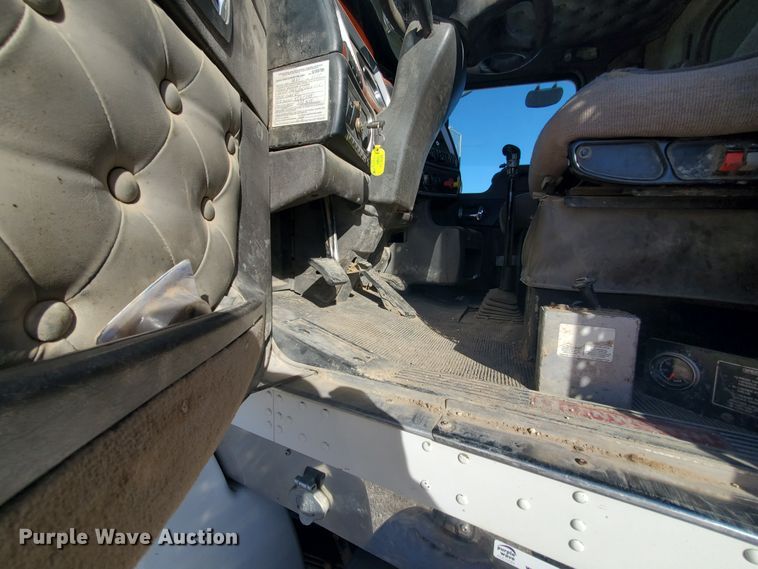 image for item IU9002 2008 Kenworth T800B  vacuum truck