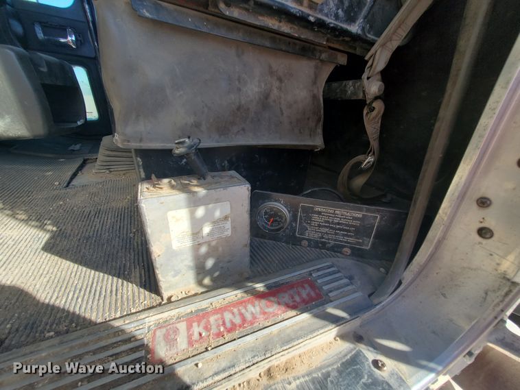 image for item IU9002 2008 Kenworth T800B  vacuum truck