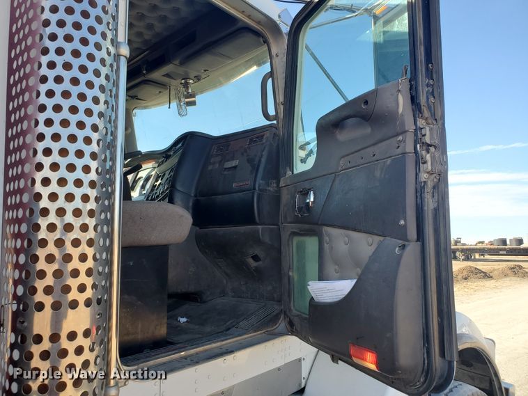 image for item IU9002 2008 Kenworth T800B  vacuum truck