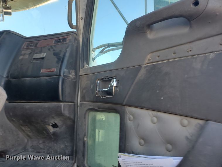 image for item IU9002 2008 Kenworth T800B  vacuum truck