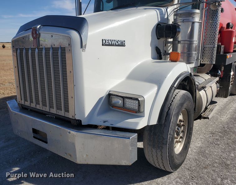 image for item IU9002 2008 Kenworth T800B  vacuum truck