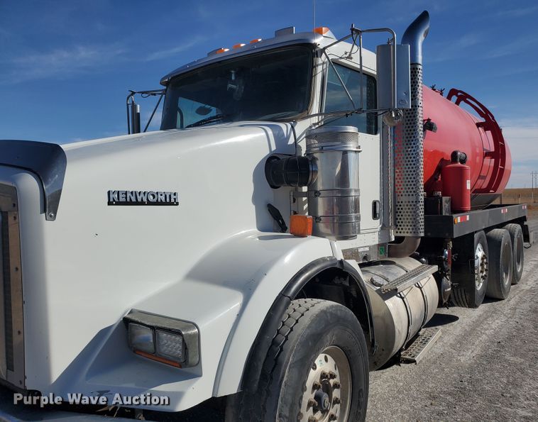 image for item IU9002 2008 Kenworth T800B  vacuum truck