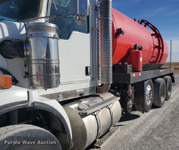 image for item IU9002 2008 Kenworth T800B  vacuum truck