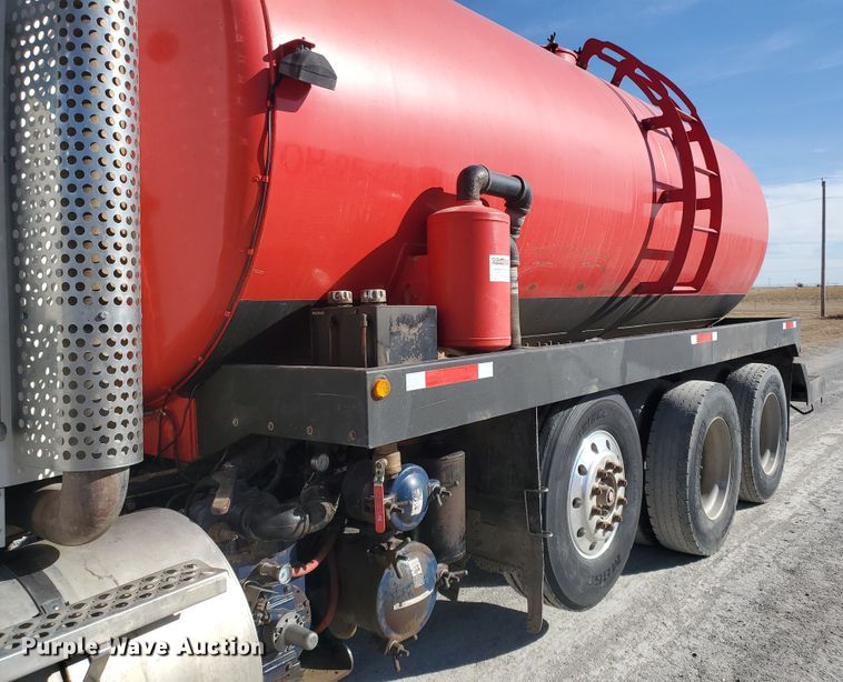 image for item IU9002 2008 Kenworth T800B  vacuum truck