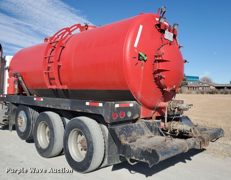 image for item IU9002 2008 Kenworth T800B  vacuum truck