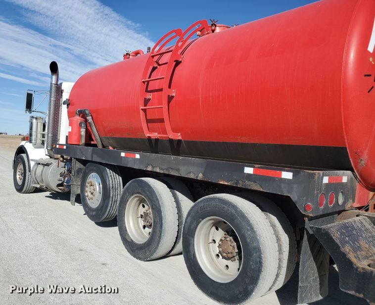 image for item IU9002 2008 Kenworth T800B  vacuum truck