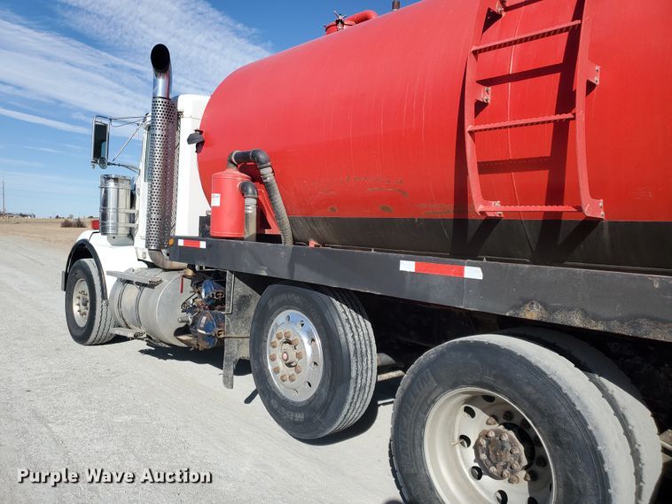 image for item IU9002 2008 Kenworth T800B  vacuum truck