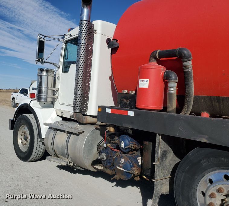 image for item IU9002 2008 Kenworth T800B  vacuum truck