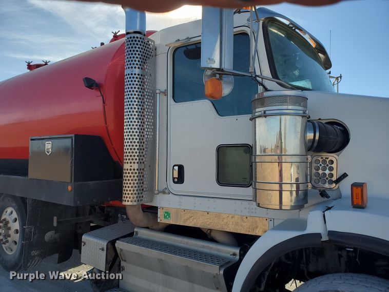 image for item IU9002 2008 Kenworth T800B  vacuum truck