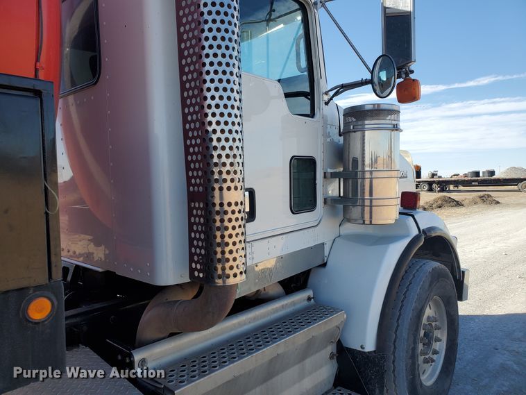 image for item IU9002 2008 Kenworth T800B  vacuum truck