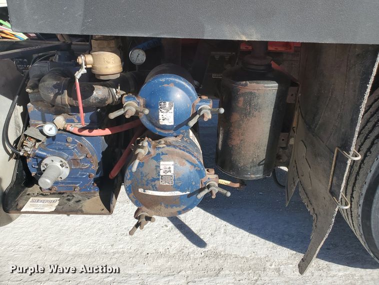 image for item IU9002 2008 Kenworth T800B  vacuum truck