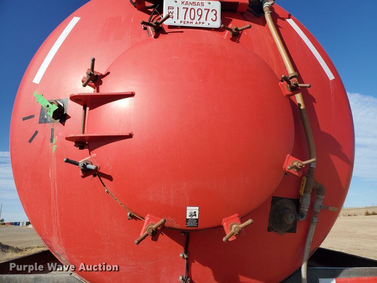 image for item IU9002 2008 Kenworth T800B  vacuum truck