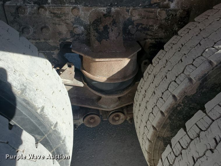 image for item IU9002 2008 Kenworth T800B  vacuum truck