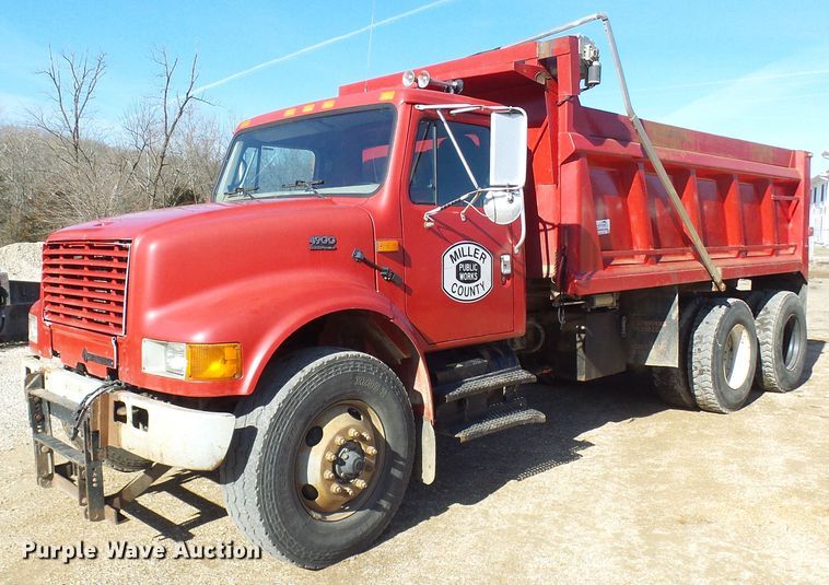 image for item DC2756 2002 International 4900  dump truck