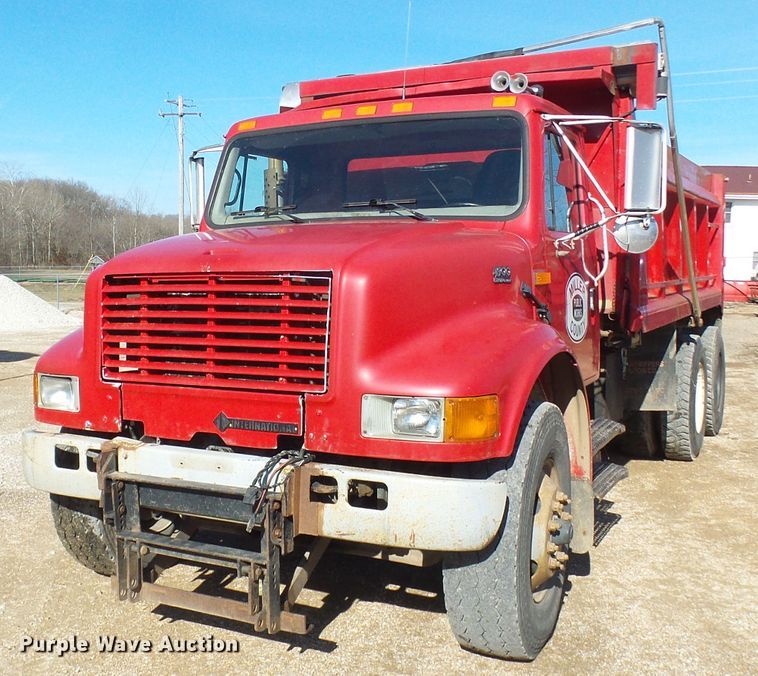 image for item DC2756 2002 International 4900  dump truck
