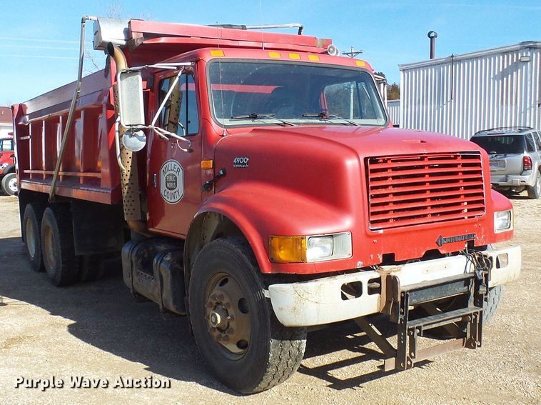 image for item DC2756 2002 International 4900  dump truck