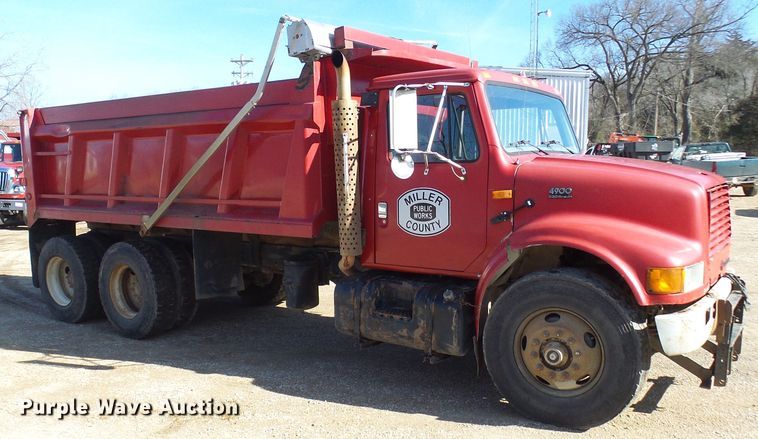 image for item DC2756 2002 International 4900  dump truck