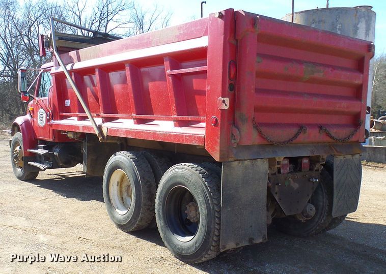 image for item DC2756 2002 International 4900  dump truck