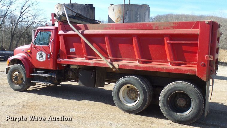 image for item DC2756 2002 International 4900  dump truck