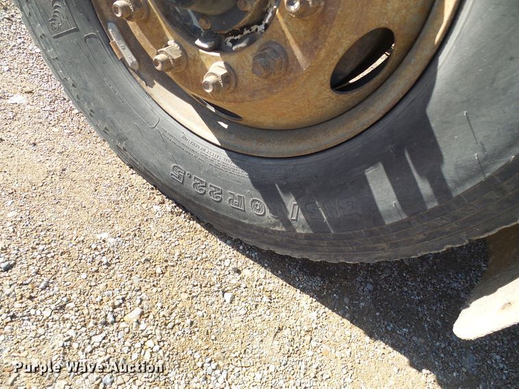 image for item DC2756 2002 International 4900  dump truck