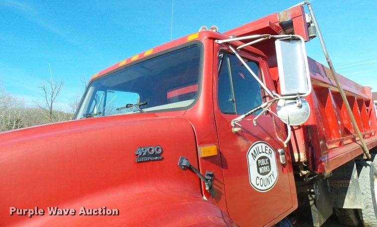 image for item DC2756 2002 International 4900  dump truck