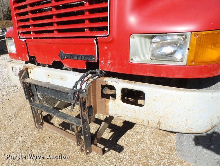 image for item DC2756 2002 International 4900  dump truck