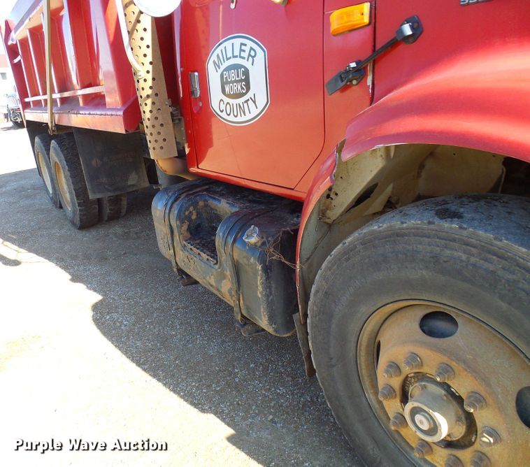 image for item DC2756 2002 International 4900  dump truck