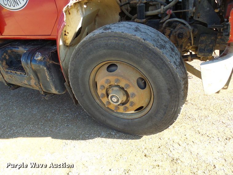 image for item DC2756 2002 International 4900  dump truck