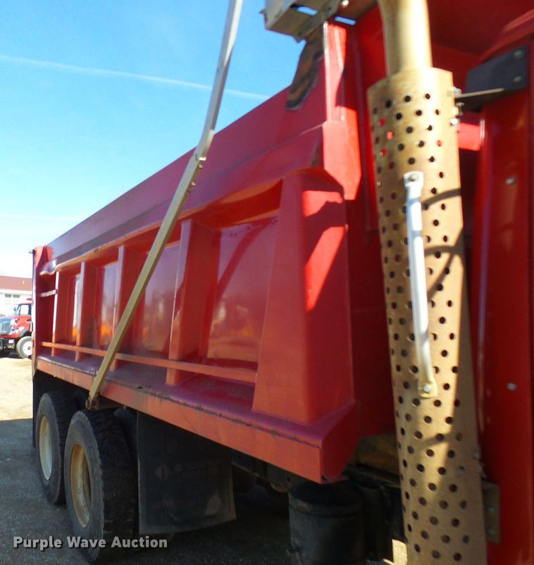 image for item DC2756 2002 International 4900  dump truck