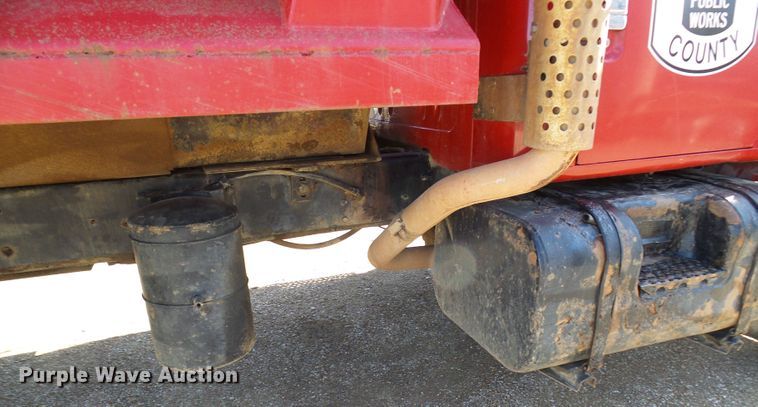 image for item DC2756 2002 International 4900  dump truck