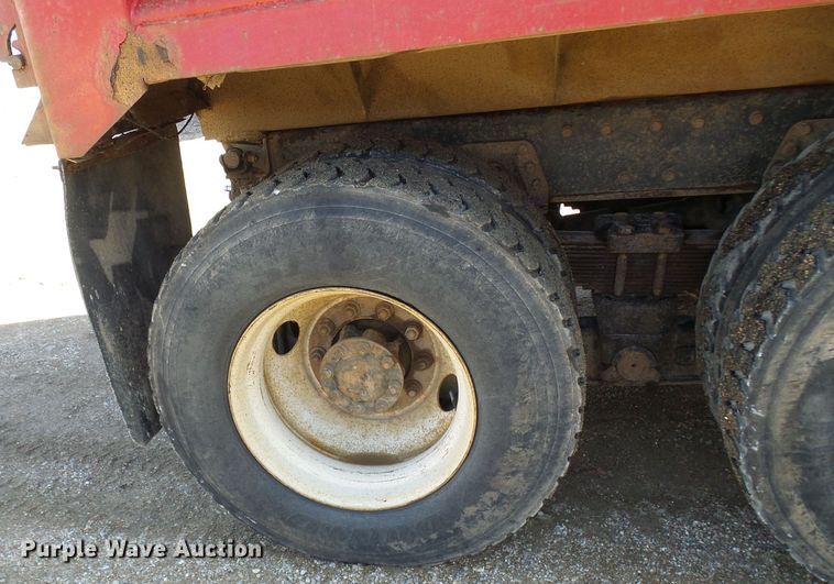 image for item DC2756 2002 International 4900  dump truck