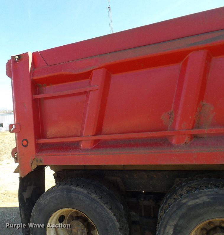 image for item DC2756 2002 International 4900  dump truck