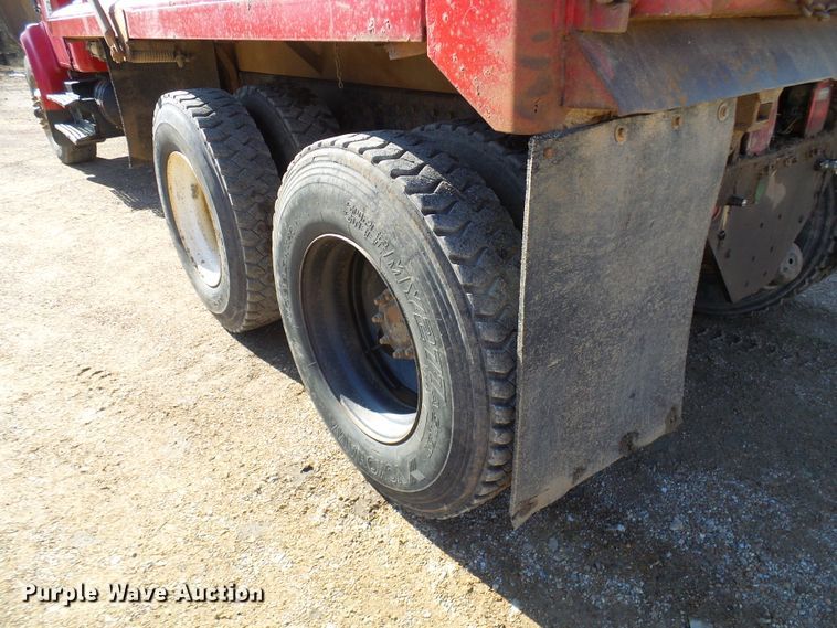 image for item DC2756 2002 International 4900  dump truck