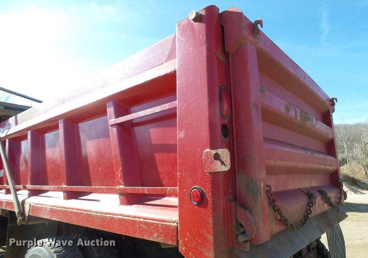 image for item DC2756 2002 International 4900  dump truck