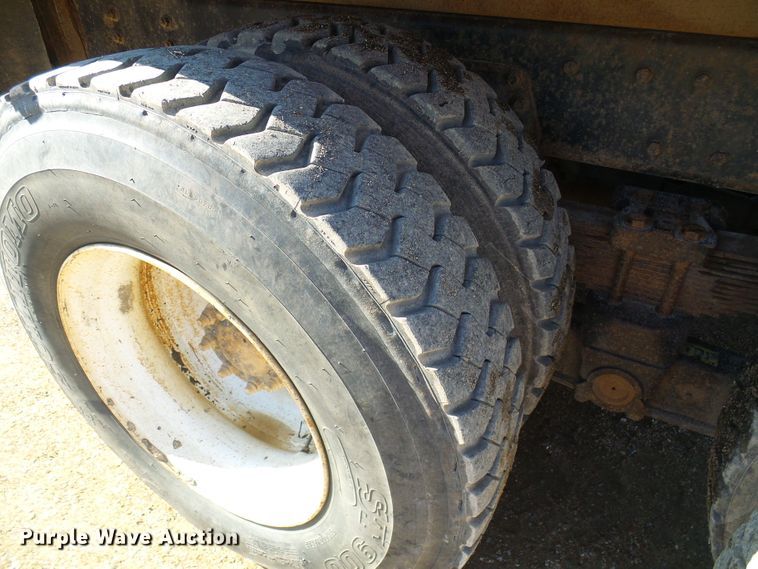 image for item DC2756 2002 International 4900  dump truck