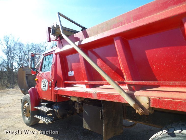 image for item DC2756 2002 International 4900  dump truck