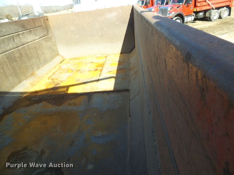 image for item DC2756 2002 International 4900  dump truck