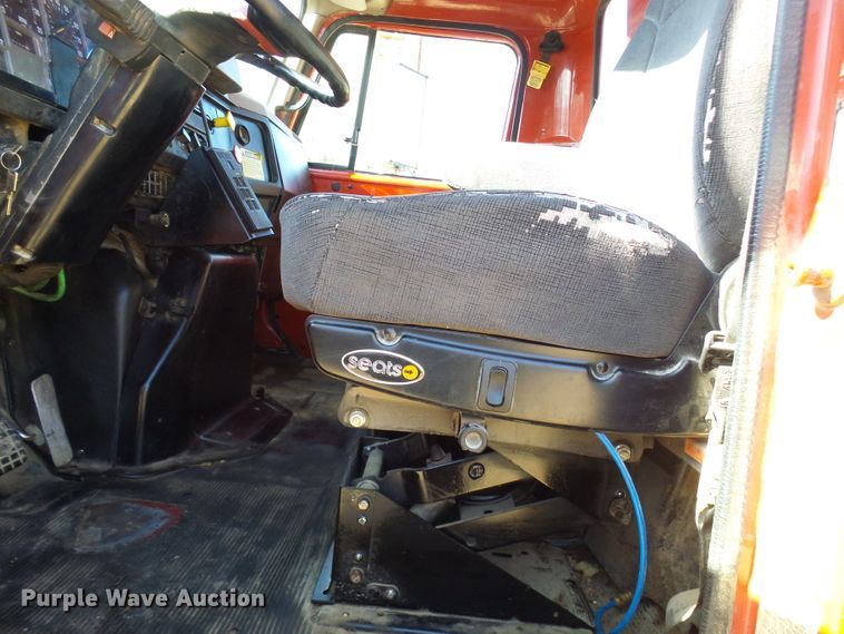 image for item DC2756 2002 International 4900  dump truck